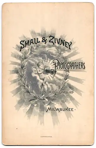 Fotografie Small & Zivney, Milwaukee, Feenjunge mit grossem Kameraobjektiv