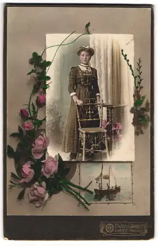 Fotografie D. Weissgärber, Zwönitz, junge Frau im Kleid am Stuhl stehend, Koloriert