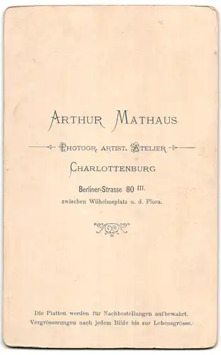 Fotografie Arthur Mathaus, Charlottenburg, zwei junge Fleischer Gesellen mit Wetzstahl und Schürze