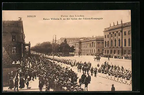 AK Berlin, Unter den Linden, Kaiser Wilhelm II. an der Spitze der Fahnen Compagnie