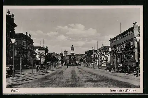 AK Berlin, Strasse Unter den Linden mit Denkmal
