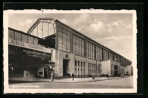 AK Berlin, Bahnhof Friedrichstrasse, Passanten am Bahnhof