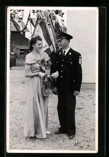 Foto-AK Hörbering, Fest der freiwilligen Feuerwehr ca. 1955, Feuerwehrmann mit Dame