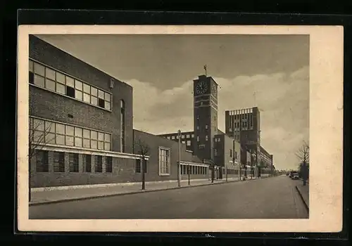 AK Düsseldorf-Holthausen, Strassenpartie am Verwaltungsgebäude der Persilwerke