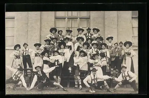 Foto-AK Treuchtlingen, Türmerball 1911, Gesellschaft in Tracht vor einer Hauswand