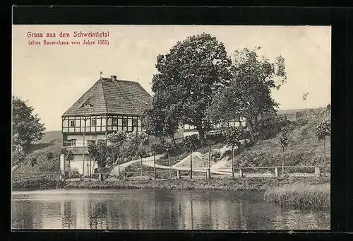 AK Deutschneudorf / Schweinitztal, Altes Bauernhaus von 1685 am Fluss