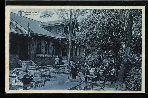 AK Freienwalde a. O., Gaststätte Schweizerhaus, Gartenansicht mit Kellnerin