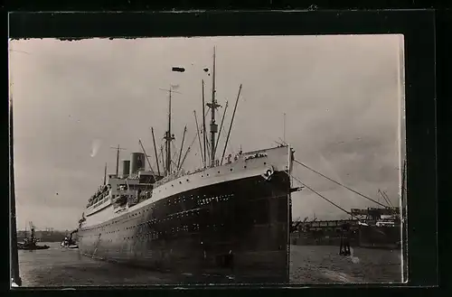 AK Passagierschiff Albert Ballin im Hafen vertäut