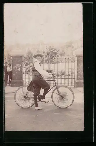 AK Herr in Kniebundhose mit Fahrrad