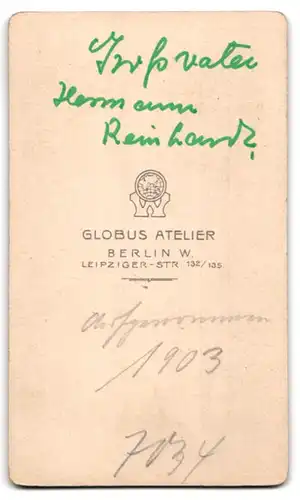 Fotografie Globus Atelier, Berlin, Portrait Hermann Reinhard im Anzug, 1903