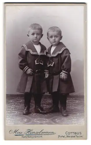 Fotografie Max Hinzelmann, Cottbus, zwei niedliche Kinder Hugo und Werner Noeske in Kleidern