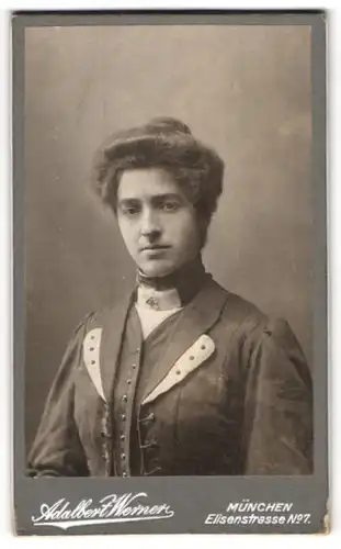Fotografie Adalbert Werner, München, Frau Elis im dunklen Kleid mit toupierten Haaren