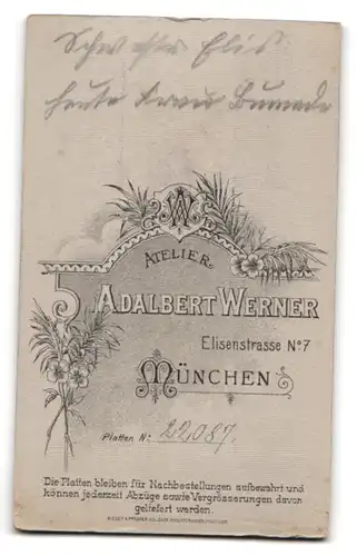 Fotografie Adalbert Werner, München, Frau Elis im dunklen Kleid mit toupierten Haaren