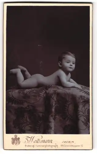 Fotografie S. Weitzmann, Wien, junger Knabe Fritz Weiss auf einer Decke liegend