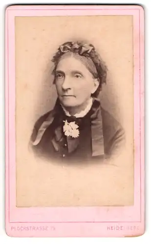 Fotografie Eduard Schultze, Heidelberg, Portrait Frau Auguste Groos mit Haube