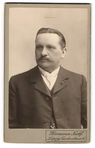 Fotografie Herrmann Nachf., Leipzig, Portrait Herr Louis Kampisch im Anzug