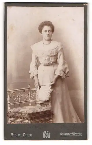 Fotografie Atelier Osten, Berlin, Portrait Frau Helene Hardt im hellen Kleid