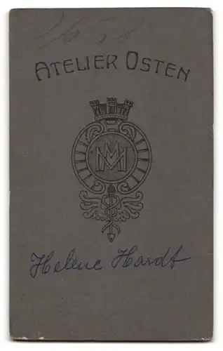 Fotografie Atelier Osten, Berlin, Portrait Frau Helene Hardt im hellen Kleid