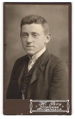 Fotografie H. Pers, Stralsund, junger Mann Emil Vöge im Anzug