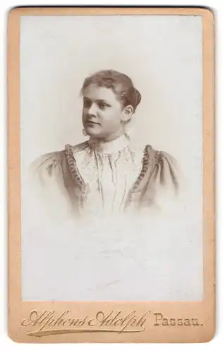 Fotografie Alphons Adolph, Passau, Portrait junge Frau Hedwig aus Regensburg im hellen Kleid