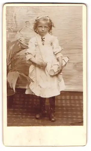 Fotografie unbekannter Fotograf und Ort, niedliches kleines Mädchen Frieda mit Fischernetz
