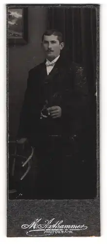 Fotografie M. Axthammer, Dingolfing, Portrait Herr Anton im dunklen Anzug