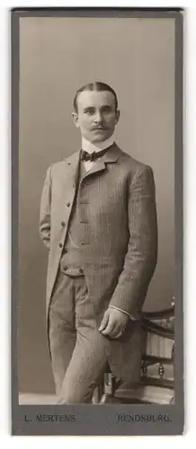 Fotografie L. Mertens, Rendsburg, Portrait junger Mann Julius Fricke im feinen Anzug, 1906