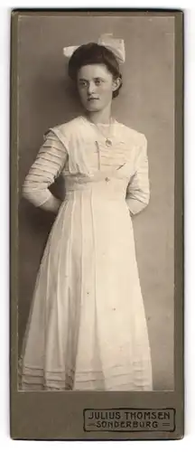 Fotografie Julius Thomsen, Sonderburg, Portrait junge Dame Henny im weissen Kleid mit Haarschleife, 1910