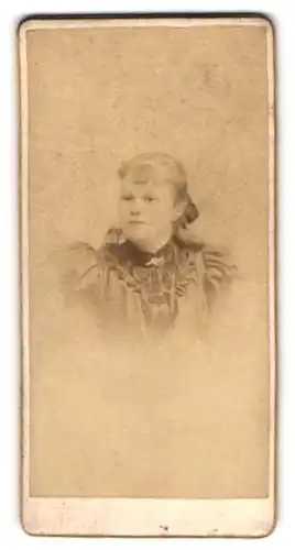 Fotografie unbekannter Fotograf und Ort, junges Mädchen Else im Kleid, 1898