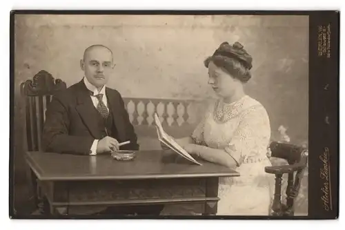 Fotografie Atelier Lemke, Berlin, Portrait Tante Frieda und Onkel Paul am Esstisch