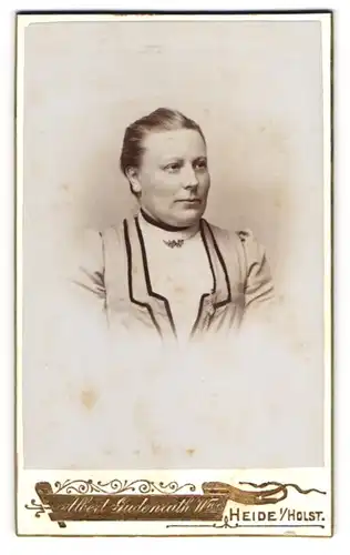 Fotografie Albert Gudenrath Witwe und Sohn, Heide i. Holst., Norder-Str. 4, Bürgerliche Dame mit zurückgebundenem Haar