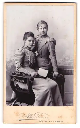 Fotografie Albr. Dose, Hadersleben, Zwei junge Damen in Kleidern