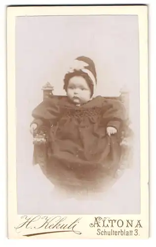 Fotografie H. Kekuli, Altona, Schulterblatt 3, Süsses Kleinkind im hübschen Kleid