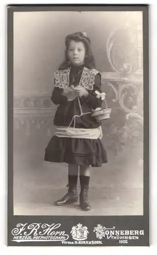 Fotografie J. R. Horn, Sonneberg i. Thüringen, Kleines Mädchen im hübschen Kleid