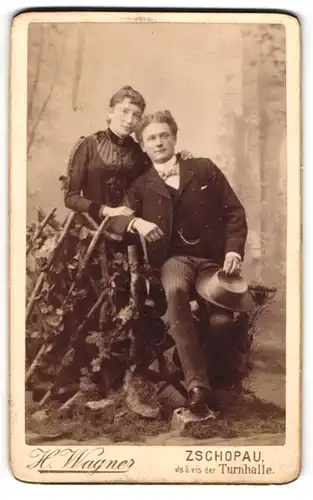Fotografie Heinrich Wagner, Zschopau, Junges Paar in modischer Kleidung