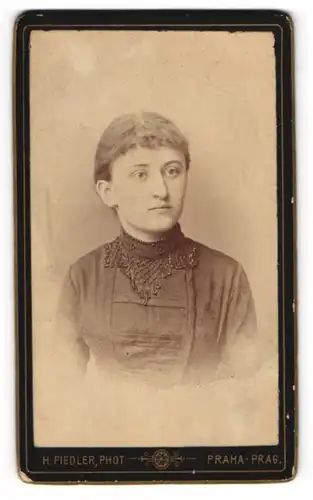 Fotografie H. Fiedler, Prag, Wenzels-Platz 24 neu, Junge Dame mit zurückgebundenem Haar