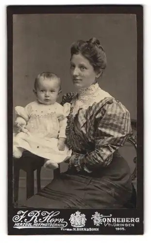 Fotografie J. R. Horn, Sonneberg i. Thüringen, Bürgerliche Dame mit einem Kleinkind