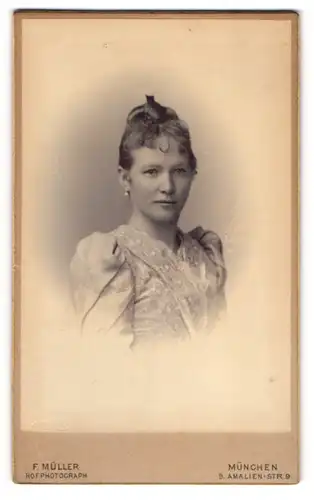 Fotografie F. Müller, München, Amalien-Str. 9, Junge Dame mit hochgestecktem Haar