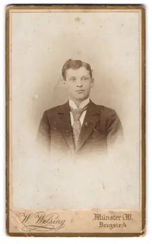 Fotografie W. Welsing, Münster i. W., Bergstr. 4, Junger Herr im Anzug mit Krawatte