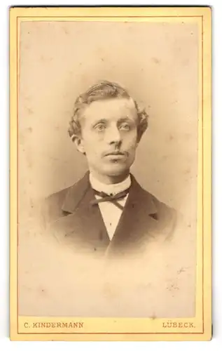 Fotografie C. Kindermann, Lübeck, Junger Herr im Anzug mit Fliege