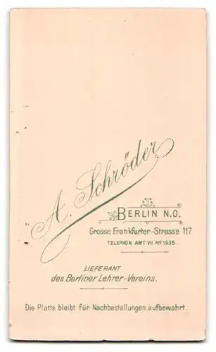 Fotografie A. Schröder, Berlin, Grosse Frankfurter-Str. 117, Kind im Matrosenkleid steht auf Stuhl