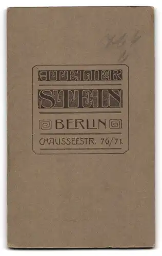 Fotografie Atelier Stein, Berlin, Chausseestr. 70-71, Kind im Kleid mit Reifen