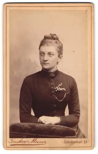 Fotografie Gustav Meeser, Altona, Schulterblatt 55, Junge Dame mit Hochsteckfrisur und Kragenbrosche