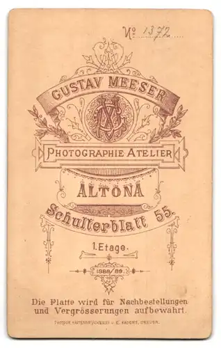 Fotografie Gustav Meeser, Altona, Schulterblatt 55, Junge Dame mit Hochsteckfrisur und Kragenbrosche