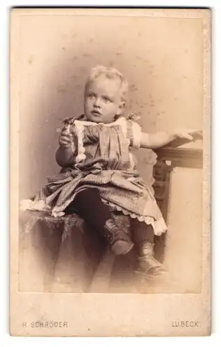 Fotografie H. Schröder, Lübeck, Beckergrube 9, Kleines Kind im hübschen Kleid