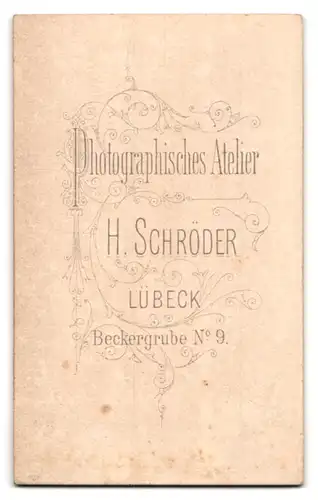 Fotografie H. Schröder, Lübeck, Beckergrube 9, Kleines Kind im hübschen Kleid