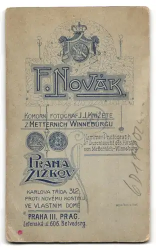 Fotografie F. Novák, Praha, Letenská u. 606, Belvederg., Süsses Kleinkind im Hemd mit nackigen Füssen