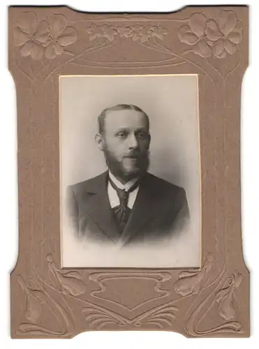 Fotografie unbekannter Fotograf und Ort, Portrait Herr Otto Erhard, im geprägten Passepartoutrahmen, 1906