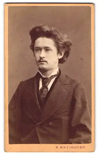 Fotografie R. Krziwanek, Wien, Portrait junger Mann Emanuel Schwarzeger