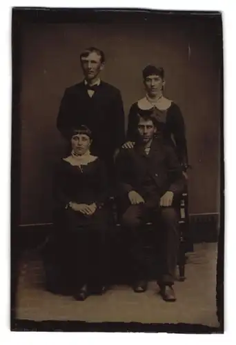 Fotografie Ferrotypie junge Damen mit ihren Männern posieren im Atelier